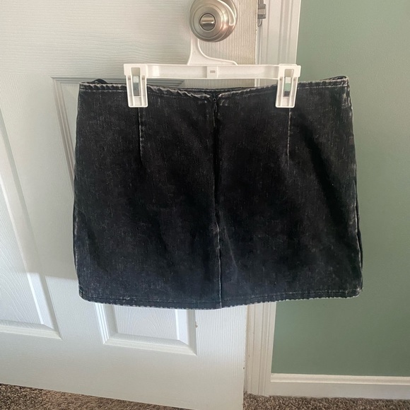 Black asymmetrical design mini skirt - Picture 2 of 3